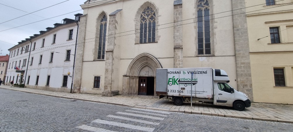 firemní vozidlo stojící před kostelem v Jihlavě