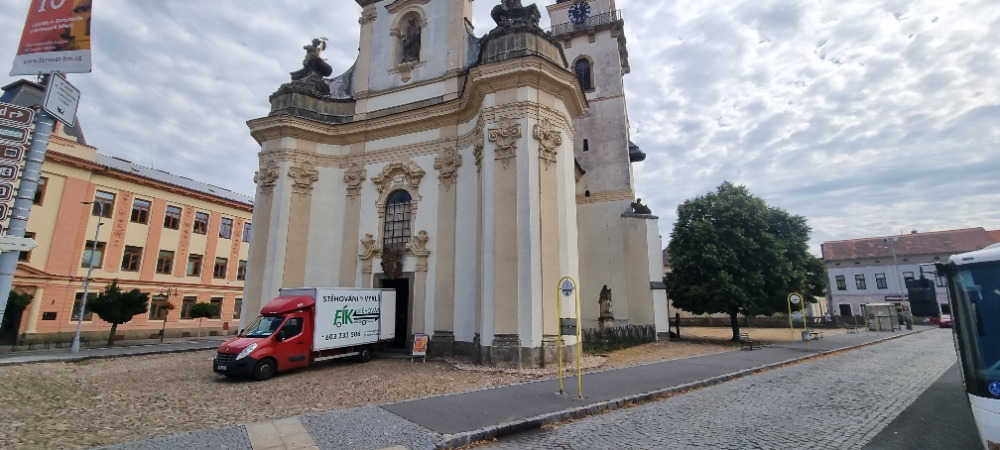 Firemní vozidlo stojící před kostelem sv. Bartoloměje