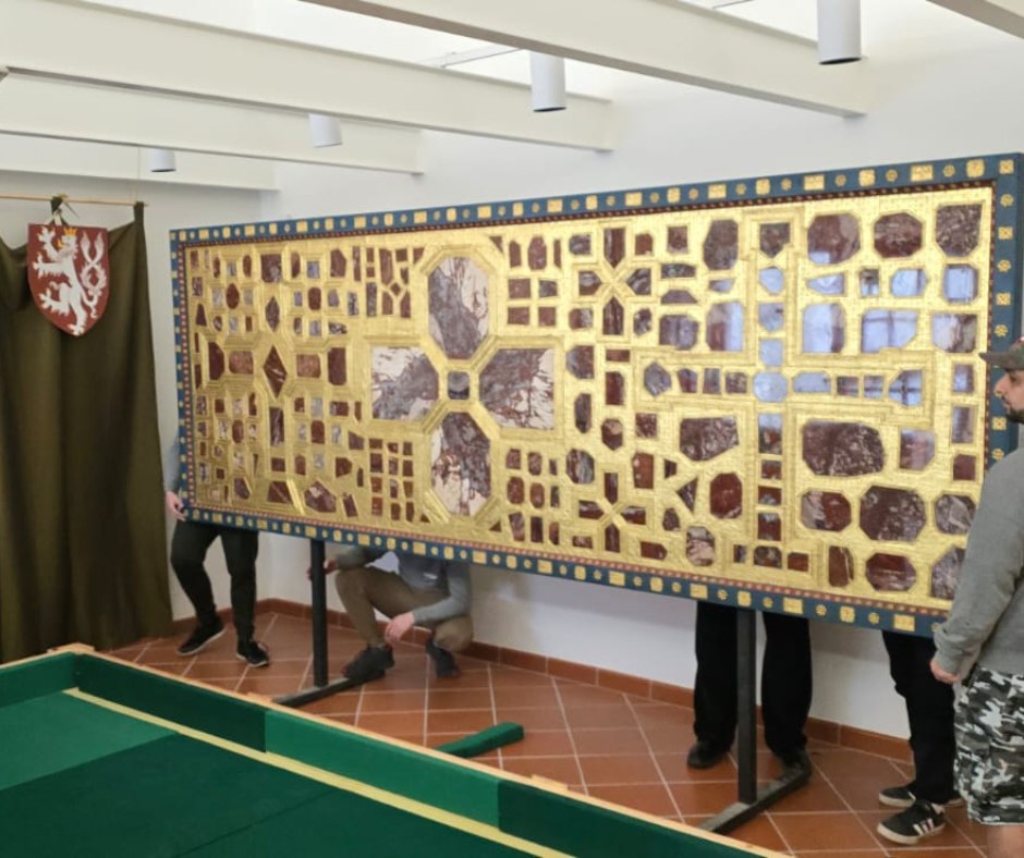 Inkrustáční deska během umisťování v Kadaňském hradě