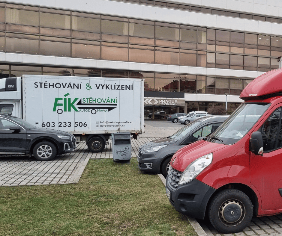 vozidla před budovou kongresového centra v Praze