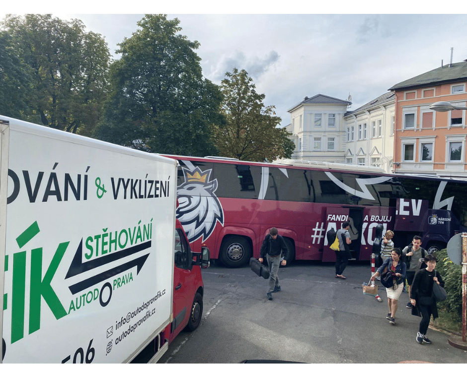 Na fotografii vozidlo Stěhování Fík s autobusem a muzikanty